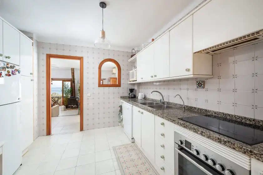 Holiday rentals in La casa del far, Alcanada