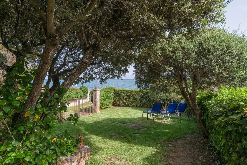 Holiday rentals in La casa del far, Alcanada