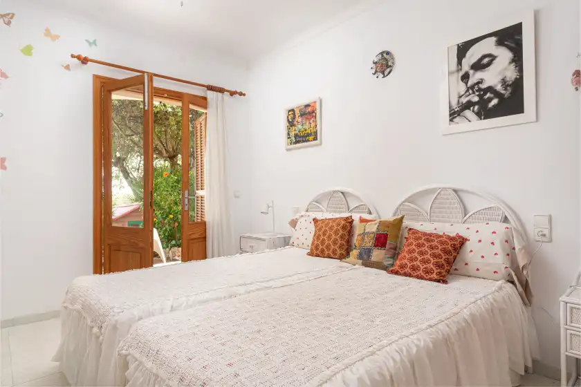 Holiday rentals in La casa del far, Alcanada