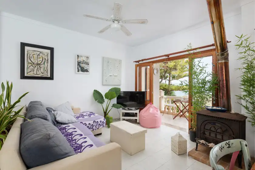 Holiday rentals in La casa del far, Alcanada