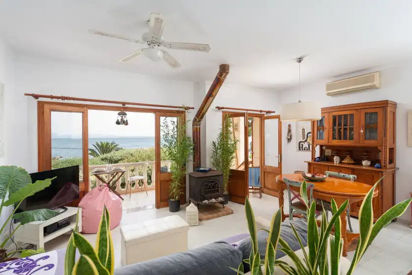 Holiday rentals in La casa del far, Alcanada